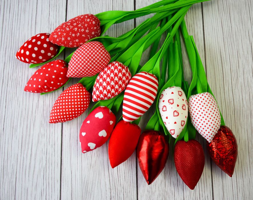 11 czerwonych tulipanów