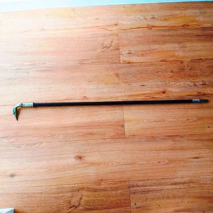 Bengala em madeira exótica maciça e patinada com castão tubular em metal prateado