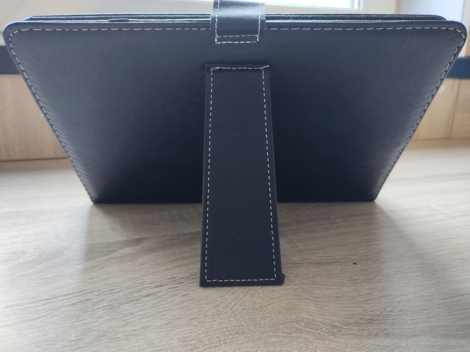 Sprzedam etui do tabletu z klawiatura
