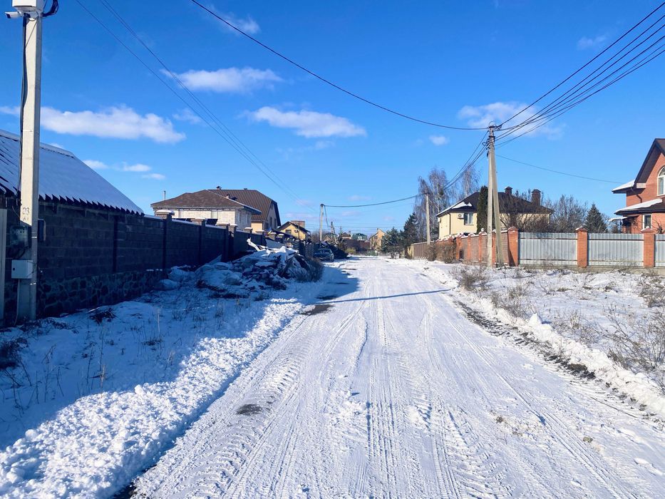 Продаж ділянки з готовим фундаментом та усіма комунікаціями біля лісу!