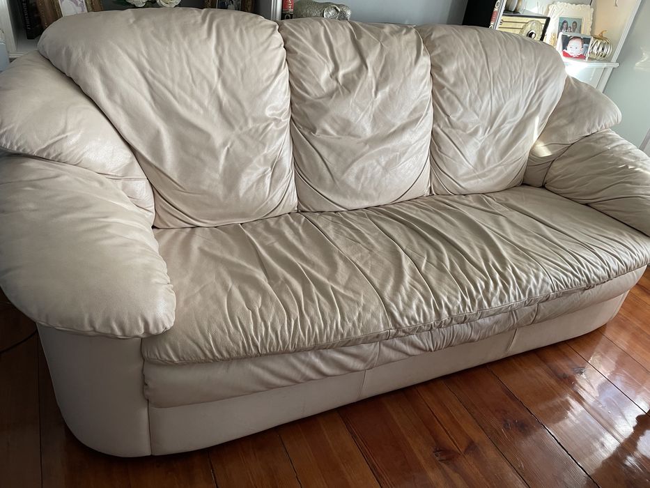 Sofa em pele de tres lugares em bom estado