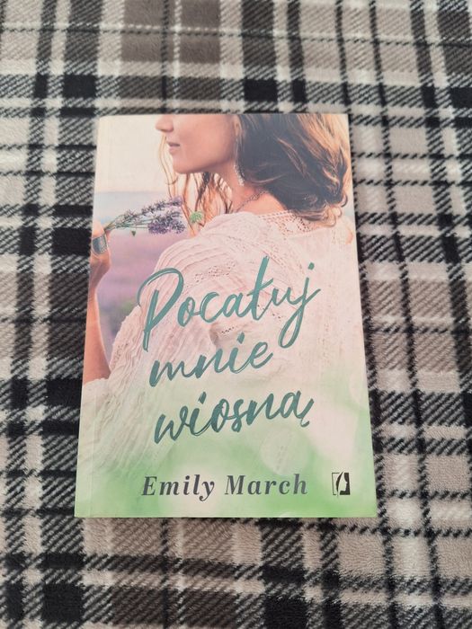 książka Pocałuj mnie wiosną Emily March