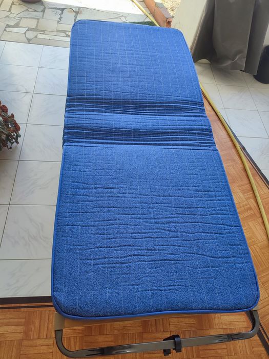 Cama dobrável de solteiro ( divan) com rodas e colchão incluído
