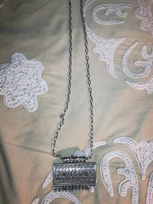 Peça de prata de artesanato tradicional indiano.