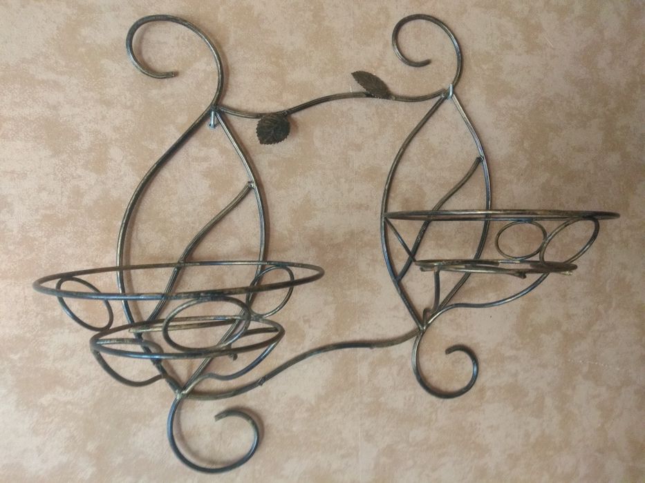 Metalowy kwietnik ścienny