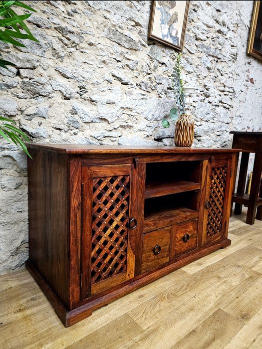 Komoda drewniana pod tv. Palisander, szuflady, ażurowe ozdoby.