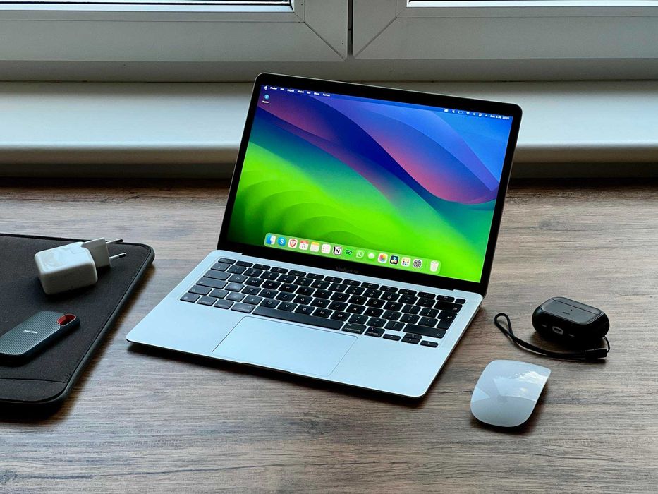 Bardzo zadbany MacBook Air 13 2020 M1 8 256 + magnetyczne etui Incase