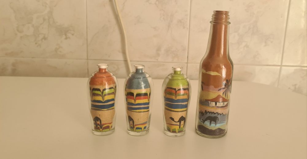 Conjunto de 4 Garrafas de Vidro Decorativas com Arte em Areia Colorida