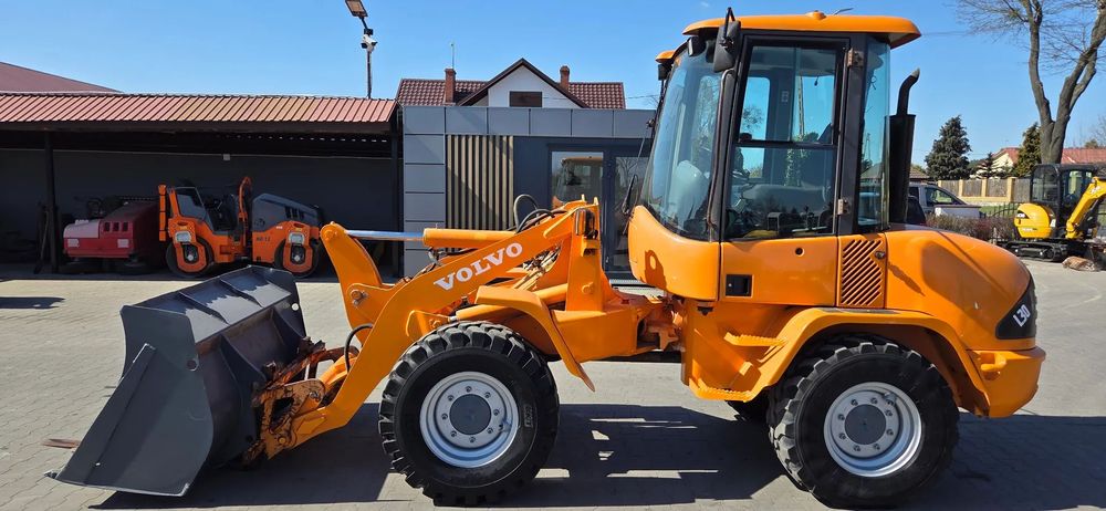 Volvo <<Ładowarka Volvo L30, 1999r, opony 90%dobre,łyżka+widły, z Niemiec>>  <<Ładowarka Volvo L30, 1999r, opony 90%dobre,łyżka+widły>>