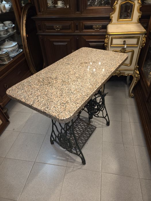 Mesa com pés de máquina singer