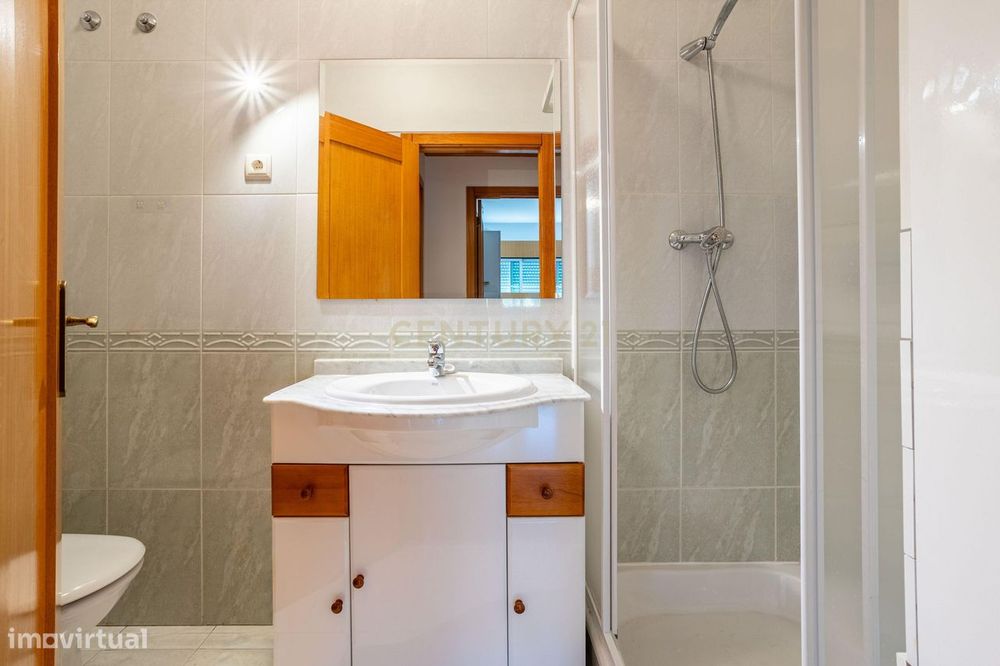 Apartamento T3 em Prior Velho com garagem
