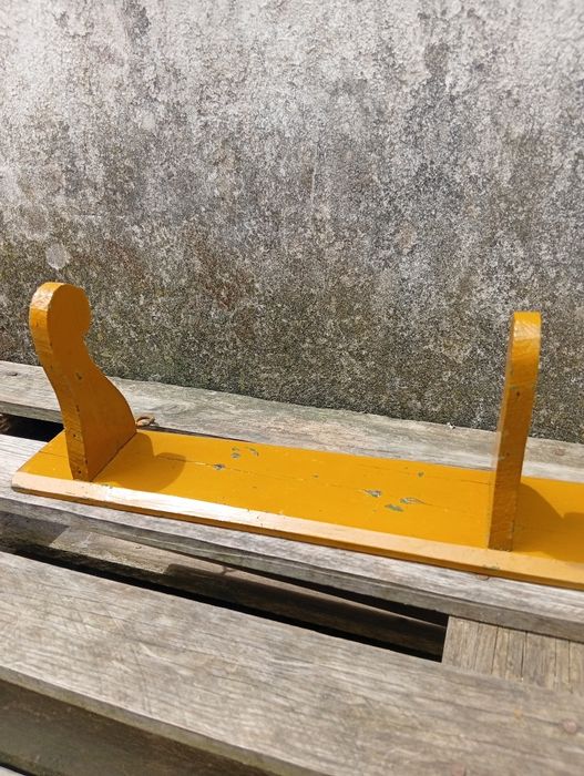 Cabide antigo em madeira, em amarelo mostarda,  com três ganchos