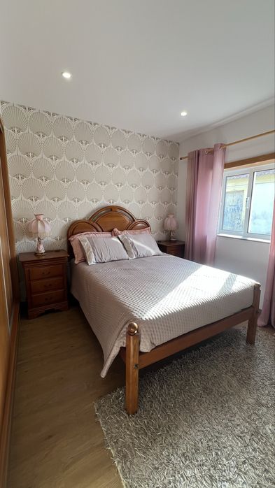 Cama com colchão e mesinhas de cabeceira
