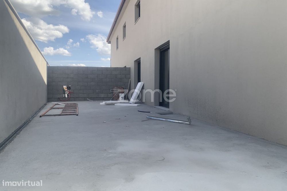 Brand-New T3 Apartment with Terrace – Just 2 Minutes from the City Center