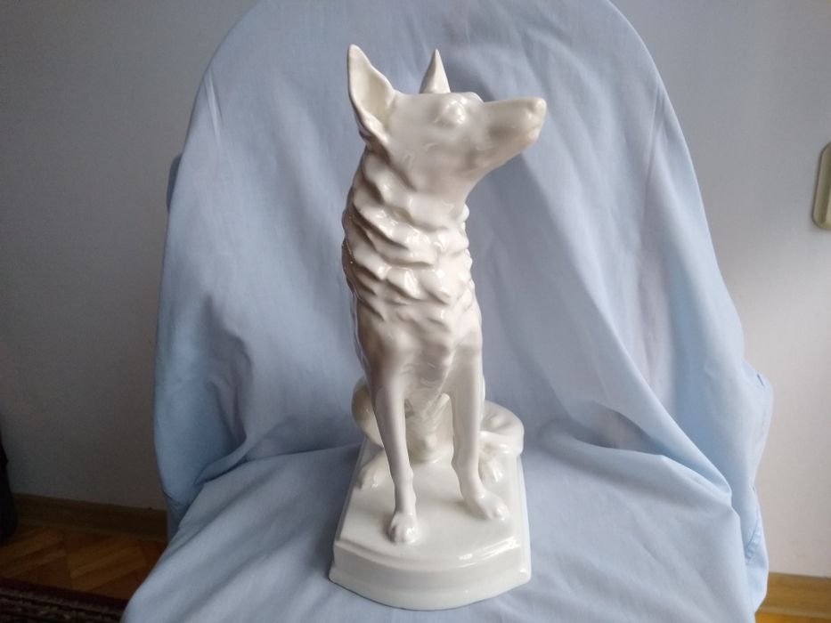 Duża porcelanowa figurka psa