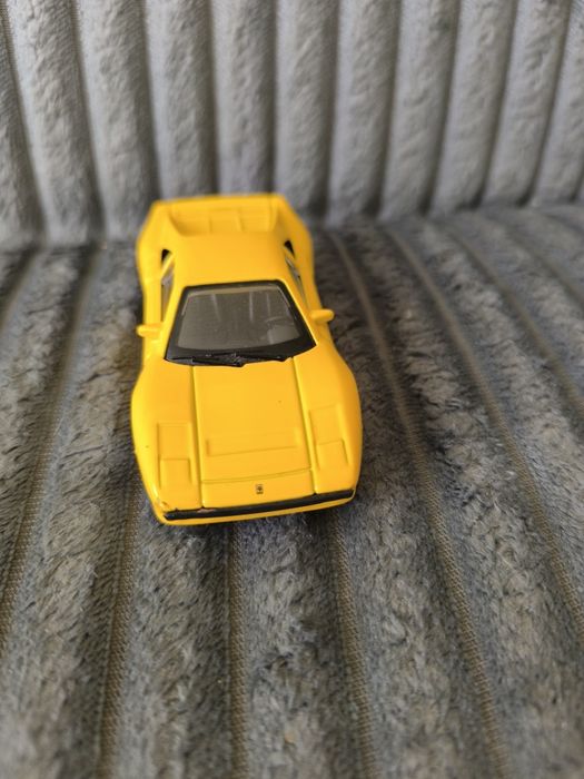 Maly samochodzik zabawka ferrari, resorak