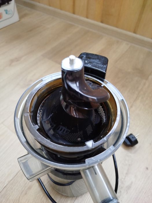 Соковыжималка шнековая б/у.