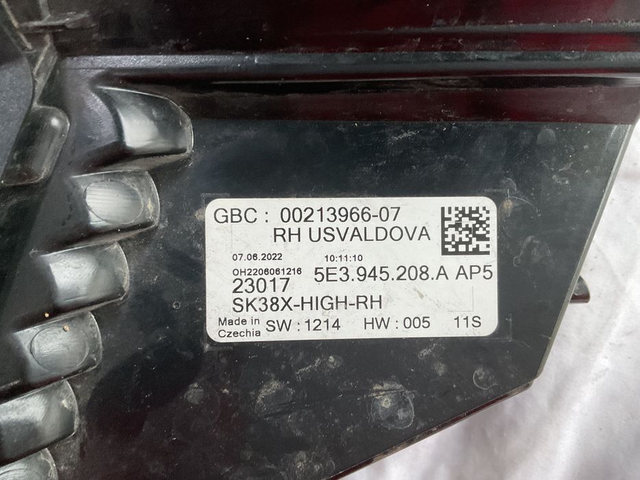 farolim Skoda Octávia (direito) Referência- 5E3.945.208.A