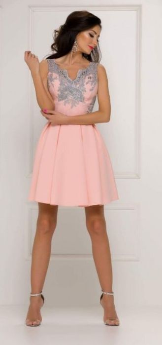 Sukienka pudrowy róż z szarą koronką