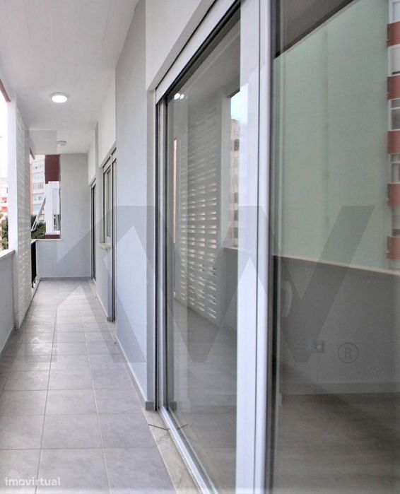 Apartamento T4 Remodelado a 4 min da Praia – Paço de Arcos