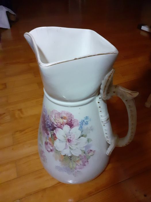 Cesto de vime muito antigo conforme foto.