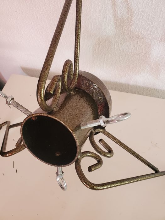 Stojak pod choinkę, metalowy, solodny.