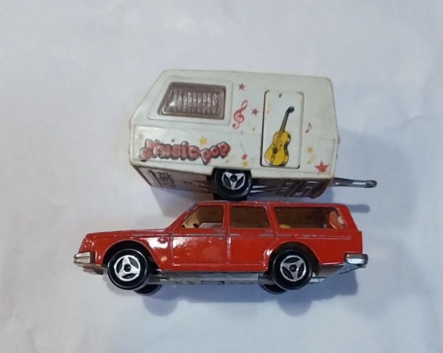 Miniaturas antigas Majorette Volvo e caravana