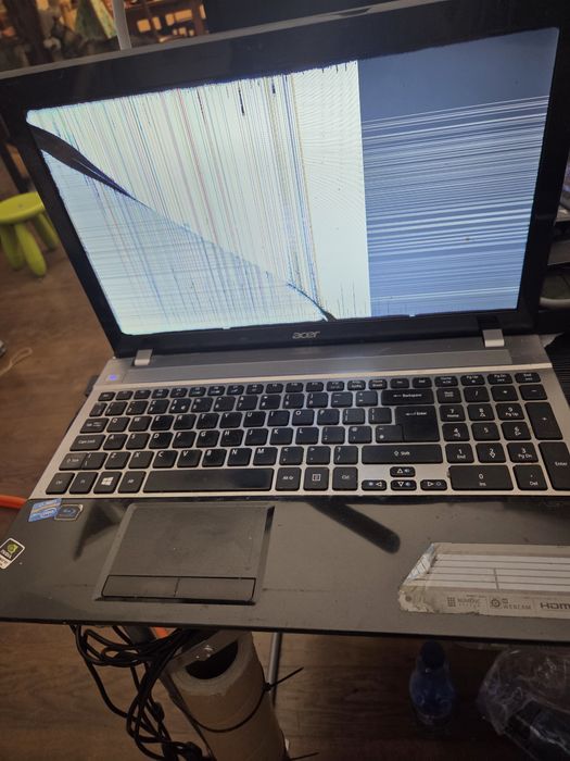 Sprzedam Laptopa ze zbita Matrycą Acer najprawdopodobniej i7 gen 3.