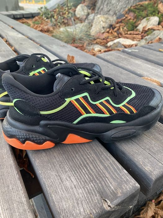 Adidas Ozweego — стильні чорні кросівки з неоновими вставками!