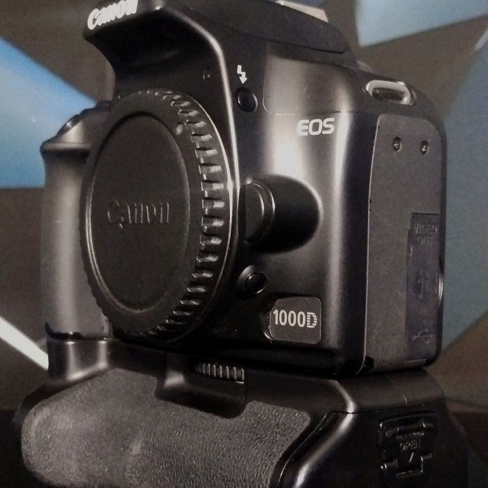 Фотоаппарат canon 1000d body с батарейной ручкой