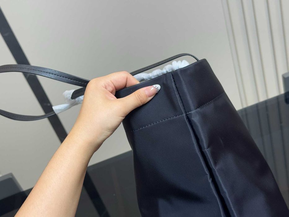 Torba tote Prada czarna nylonowa z logo trójkątnym