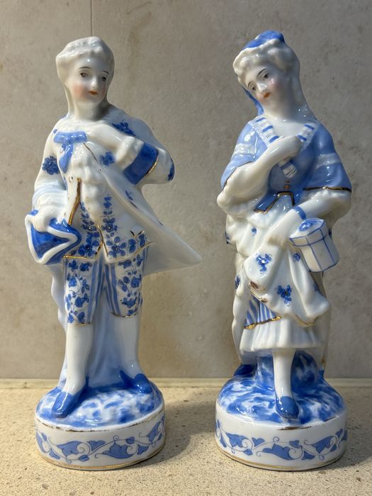 Lindo antigo par de figuras rococcó em porcelana europeia