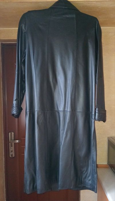Черный кожаный плащ