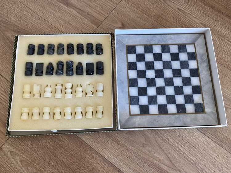 Jogo de Xadrez Artesanal em (Pedra Sabão / Alabastro) com Tabuleiro em Mármore e Latão - completo