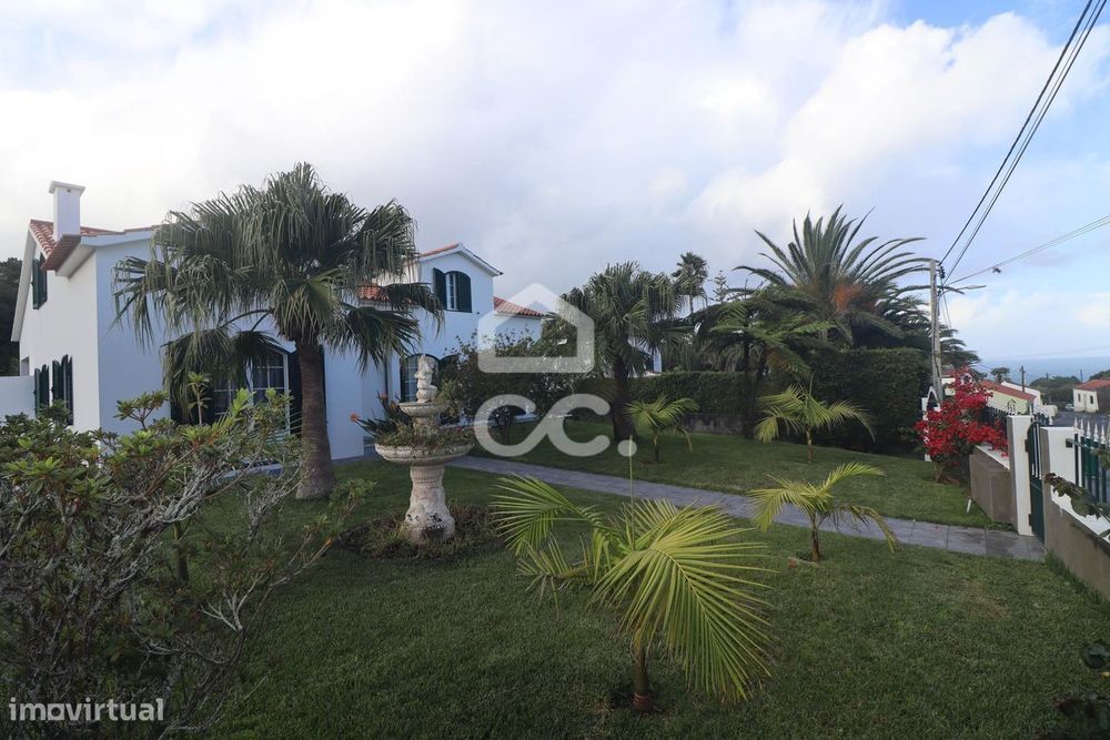 Moradia com 4 Quartos e Anexo T1  - São Vicente Ferreira - Ponta Delga