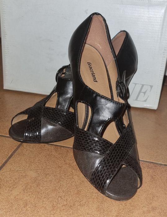 Buty na obcasie z odkrytymi palcami