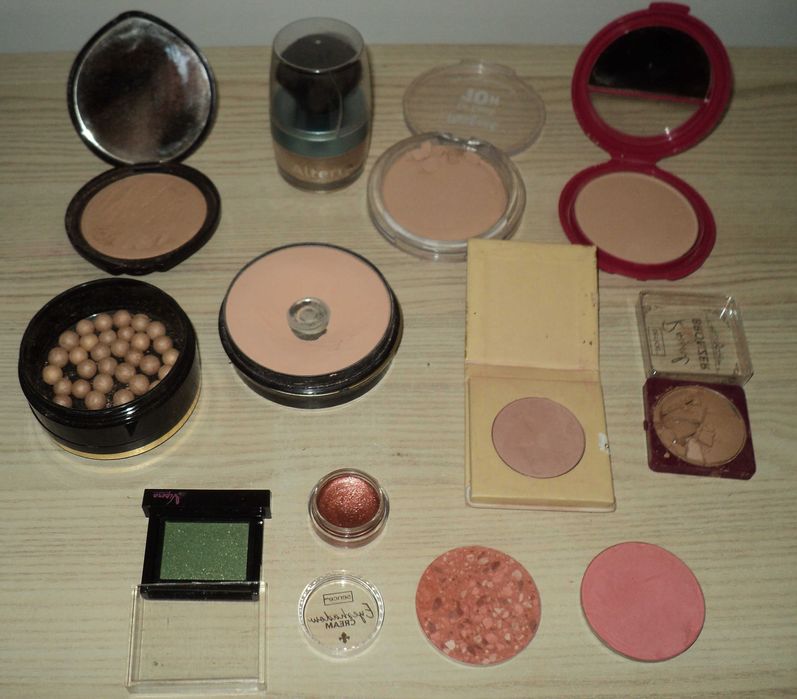 Pudry, cienie do oczu, róże i inne kosmetyki 9 sztuk