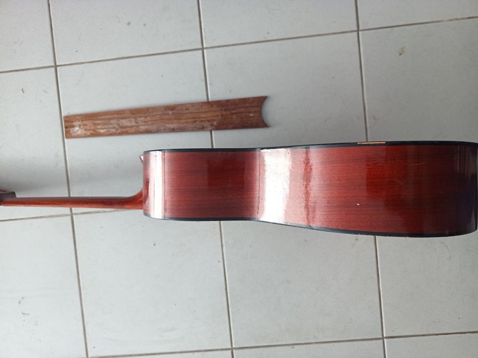Guitarra espanhola admira modelo Juanita para recuperar com oferta