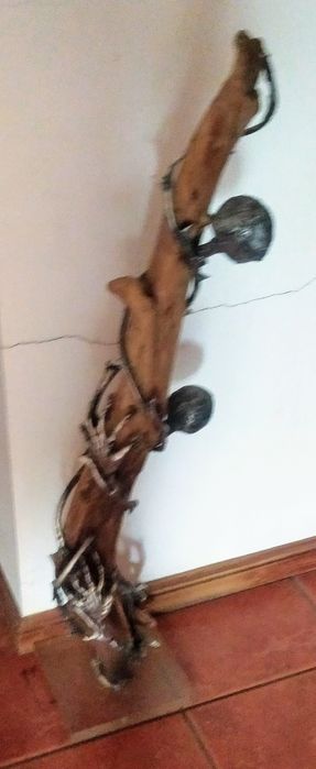 Escultura de madeira e aço