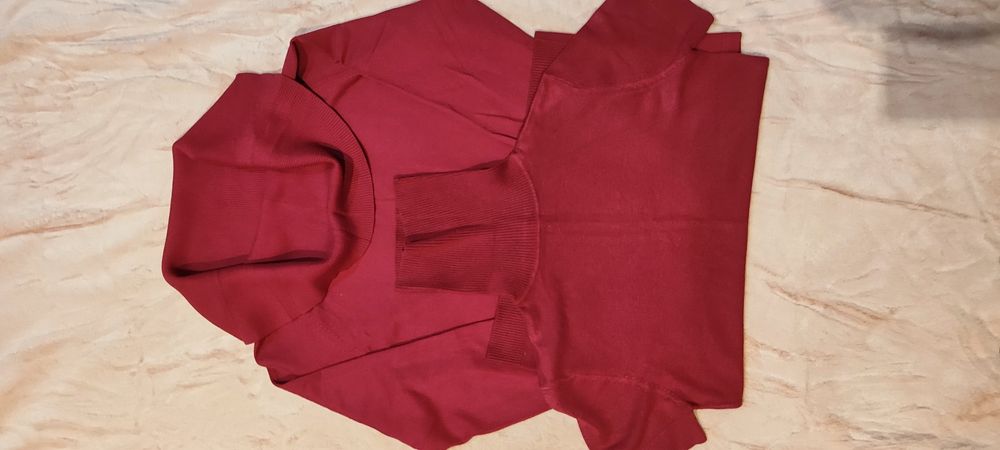 Продам два червоних светрика