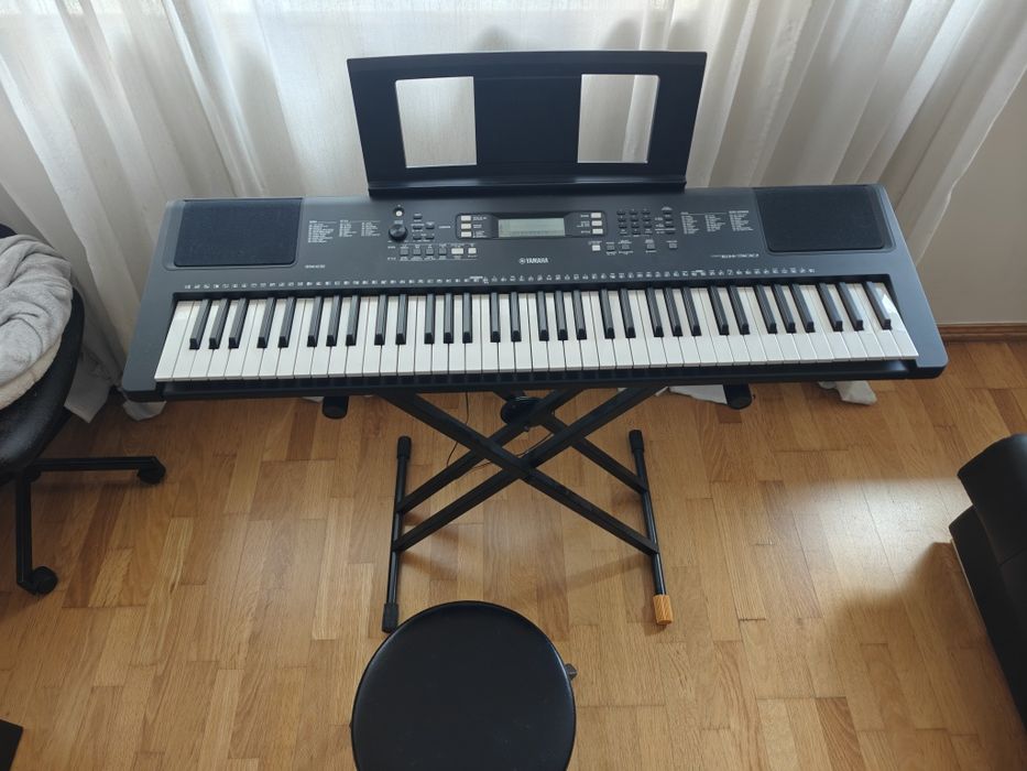 Teclado Yamaha PSR-EW300 com banco e suporte incluídos