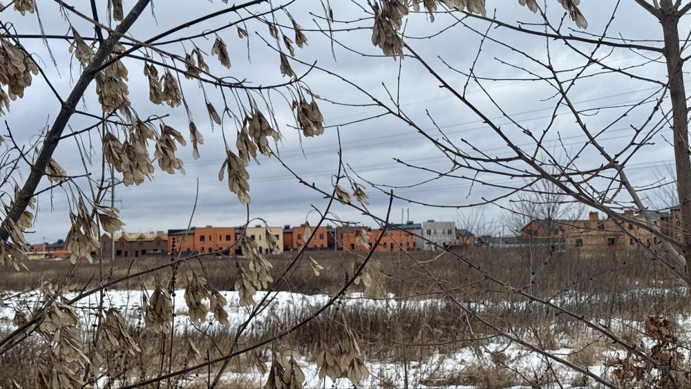 Ділянка біля котеджного містечка, поруч розвинена інфраструктура