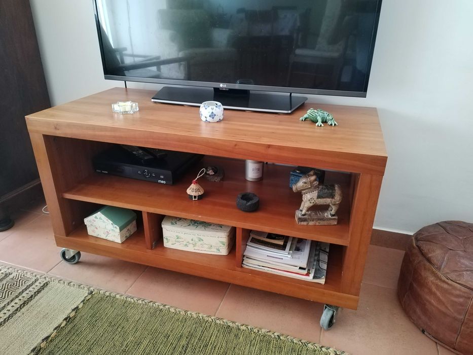 Móvel para TV em madeira
