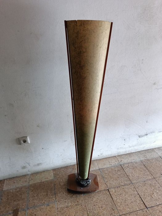 Candeeiro com base em madeira