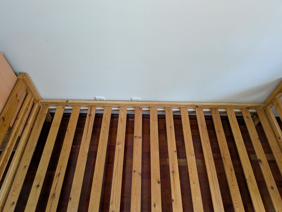 Cama em pinho maciço com colchão e cómoda
