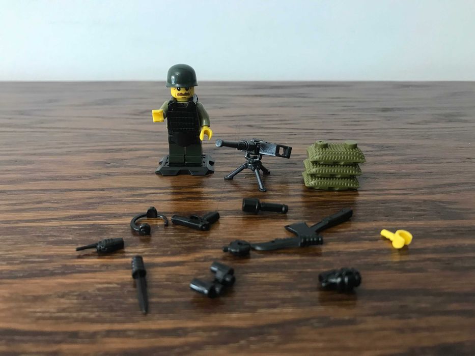 Figurka klocki żołnierz karabin maszynowy śnieżny wojsko wojna