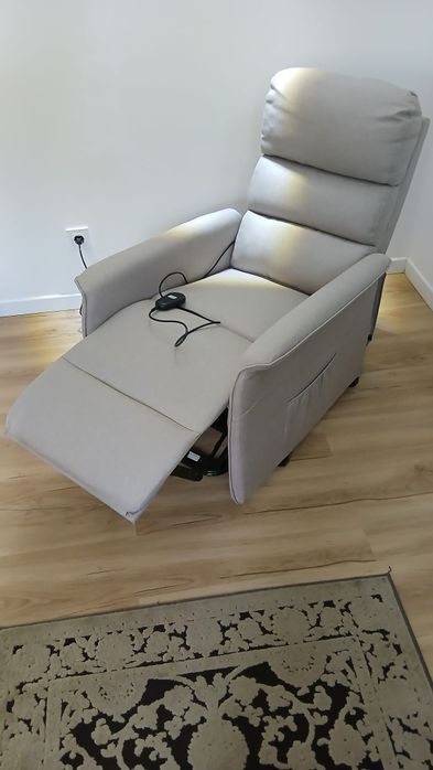 Sofá geriátrico com apoio elevatório