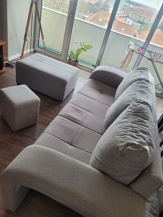 Sofá com chaise long.