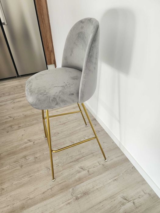 Cadeira de bar, marca Beliani. Nunca usadas.