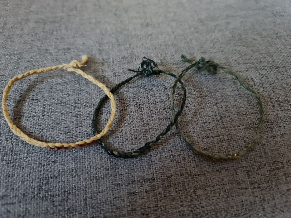 Trzy słomiane bransoletki, idealne na lato